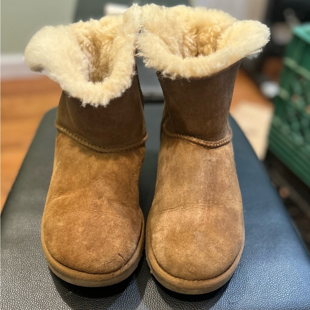 Used Uggs Bailey bow size 6